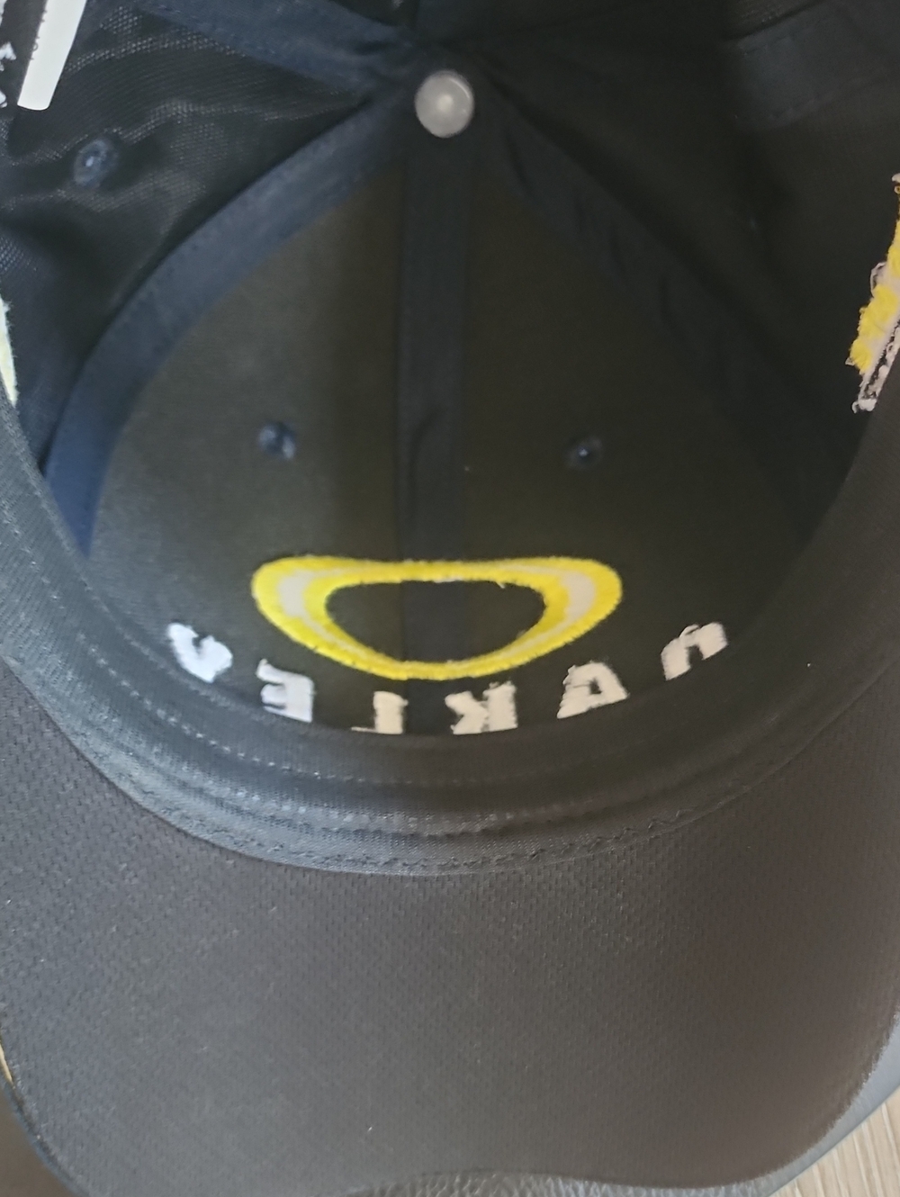Oakley Black Cap with Yellow Logo - Picture 4 of 4